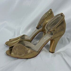 Chelsea Crew Gold Heels Classic Pumps